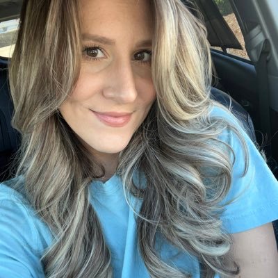 victorialeone_'s profile picture. 