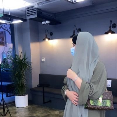 گیر کرده ام، شبیه سطری بلند در گلوی
زنی که شاعر نیست.