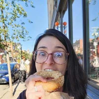 Lisaes7's profile picture. I like movies and beer and I move a lot