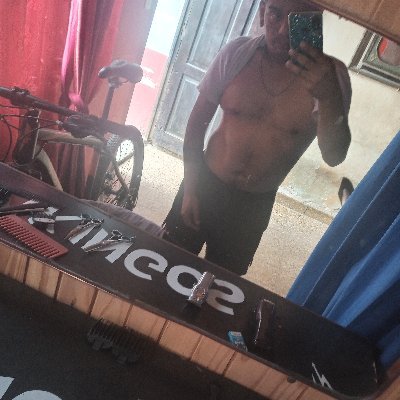 Atento amable buena persona 
romántico enamorado de la vida