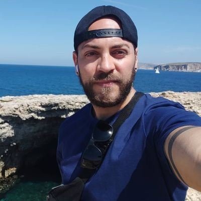 awdriuss85's profile picture. Either outstanding or out.