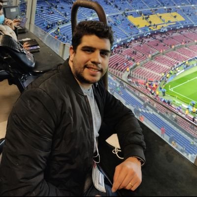 Entrevisto #Apiedecalle Anteriormente Tertuliano en @mas_que_pelotas 📻Historiador y por eso culé,Catalán y Argentino por Messi
Instagram @adriaescuderobandera