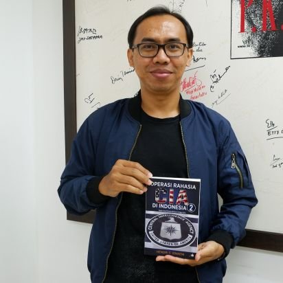 Kerja di @historia_id; Penulis buku Operasi Rahasia CIA di Indonesia 1 dan 2 (@BukuKOMPAS 2020 dan 2022); #OTD