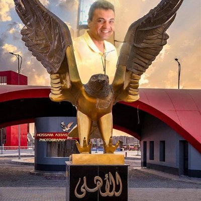 أُمسي وَأُصبِحُ وَالأَشواقُ تَلَعَبُ بي كَأَنَّما أَنا مِنها شارِبٌ ثَمِلُ
وَأَستَلِذُّ نَسيمًا مِن دِيارِكُمُ كَأَنَّ أَنفاسَهُ مِن نَشرِكُم