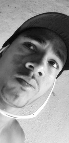 Naum é pq carrego um sorriso estampado no rosto
q minha vida é perfeita...é q procuro resolver meus 
problemas SORRINDO ( Valdir Souza)