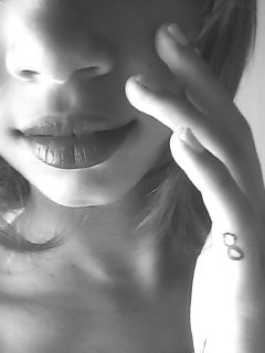 umα gαrotα com objetivos, com plαnos, & sonhos. que nuncα se deixα vencer por coisαs inúteis.