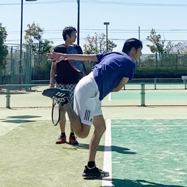 大人になってもテニスが上手くなりたいと思っている、浜松市のテニス好きなおじさんたちが、練習の様子を記録しています🎾 速いボールに目がついていかない ／強いボールに押されてしまう ／すぐハーハーしちゃう／こんな衰えに、僕たちは少しだけ抵抗したいと思っています。