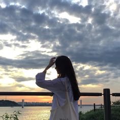 I am an independent and confident woman.For me, dusk is full of energy. But I need good friends for life.
