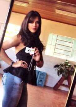 Tenho 19 anos, sou estudante, geminiana, dramática, orgulhosa, bem humorada, otimista, confusa, possessiva e sedutora.
