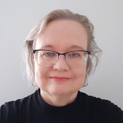 Sinkku, aikuisen miehen äiti, kaksi koiraa ja kaksi kissaa. Töissä määräaikaisesti vuoden loppuun. Jatkosta ei tietoa🤔