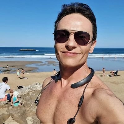 MaMacedo's profile picture. Basicamente um fã de filosofia, da ciência, da Madonna, de carros e de tudo que rejeita o lixo que nosso ex presidente representa.