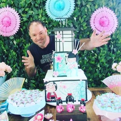 Chef Confeiteiro - professor - Cake designer - apaixonado pela vida 
Pela família e pela profissão