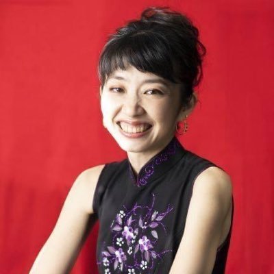 作曲家、ピアニスト、即興演奏家という3つの肩書きで音楽活動しています。国立音楽大学、パリ国立高等音楽院卒。7年間のパリ生活を終え、現在は無声映画伴奏、ダンス伴奏など即興演奏のお仕事が多いです。一児の母。
