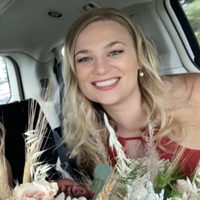 HannahMDawson's profile picture. Got my head in the clouds ⛅ but my gravity's centered