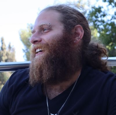 SunniestChimp's profile picture. שמאלני עם ס' ו-ו'. גבר אשכנזי סטרייט פריווילג מהזן הגרוע ביותר. מנסה לתפוס באופן קוהרנטי עמדת שמאל רדיקלי ציוני