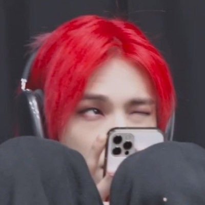 hyunjin y yo viendo modern family