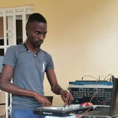 Am simple dj DESHOE Ugandan