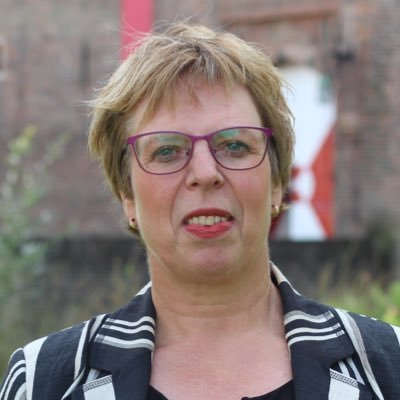 senior bestuursadviseur en woordvoerder bij gemeente Helmond, trotse moeder van Ruben, liefhebber en fokker van dressuurpaarden, parttime boerin