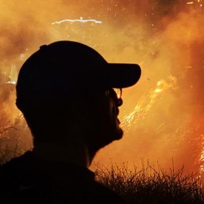 Nimapatriot's profile picture. گیج و مبهوت وسط شهری که فقط میدونه باید رو به جلو حرکت کنه و نباید به عقب برگرده