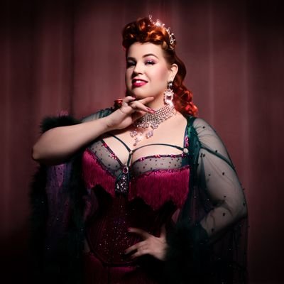 An award-winning international burlesque performer, producer & teacher.
Educational Psychologist.
Lingerie & bra fit expert.
