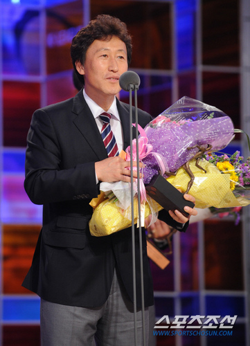 안녕하세요! 2010년 남아공윌드컵에 다녀온 정해상 심판입니다. 현재 국제심판과 K리그 전임부심으로 활동중에 있습니다. 축구를 사랑하는 팬들과 많은 소통을 하고싶습니다.