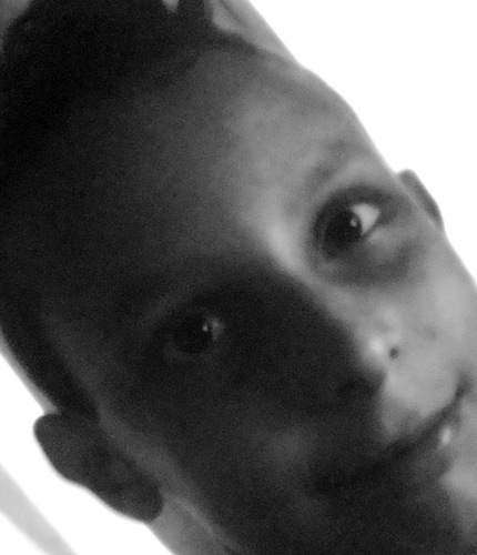 Tenho 10 anos,sou chato,feio,idiota,ou bonito,Legal,e amigo posso ser o q vc quiser .