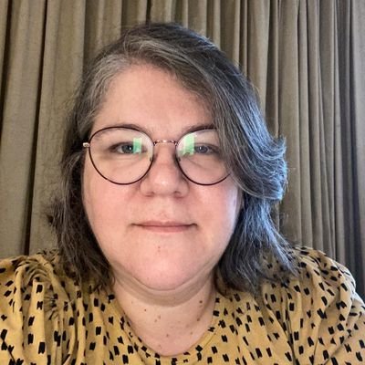 Ex Ouvidora Nacional de Direitos Humanos, Macumbeira, feminista e sapatão. Comentadora de novelas, séries e amenidades no Twitter.