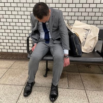 毎晩呑んだくれている営業マン。将来の事が常に心配。周りの人たちはみんな上手く立ち回っているように見える。中年男の肩身の狭さを嘆きながら1日1日をやり過ごす。今夜も金宮に飲まれて終着駅で立ち往生。