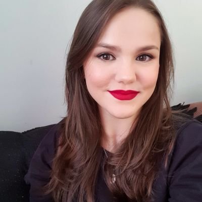 29, professora por formação e consumidora de cinema, vídeo games e livros por hobbie. Dançarina de Just Dance.
Planejando um dia viajar pelo mundo.