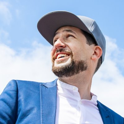 #jsem Žižkovák❗️👨👩👧👦 hrdý otec a šťastný manžel 🎩 progresivní konzervativec 💙 předseda ODS Jarov 🦈 na Praze 3 🤟🏻 e/acc 🚀