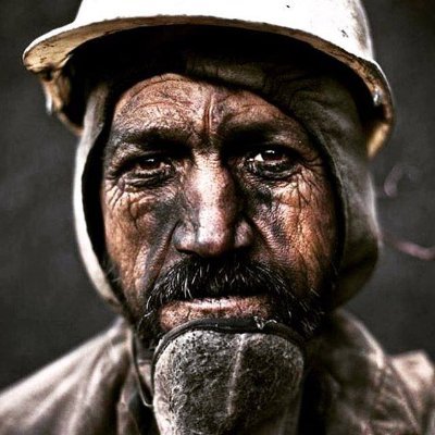 روزی درخواهی یافت؛
که کل کائنات را میتوانی
در درون خودت
بیابی و آن گاه یک کیمیاگر خواهی بود،
و در جهان نخواهی زیست،
جهان در تو خواهد زیست!