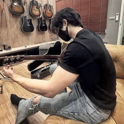 ่สลิ่มครับ 😎 | ทักดึกตอบช้า ไม่ตอบคือนอน 🛌🏻  รักพี่มายสังขยาใบเตย 🎸 รักพี่โปแมวเหมียว  🤟🏻