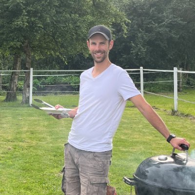 41 Jahre alt, verheiratet, Vater von zwei wunderbaren Mädchen. Als Webentwickler auf einem Resthof lebend - versucht die private Energiewende zu schaffen.