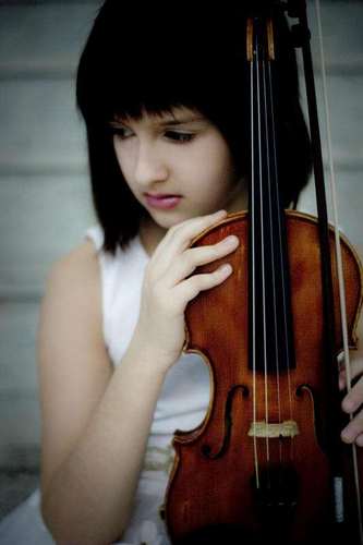 Sara Dragan is a young Polish violin prodigy worth following! Her Youtube videos are inspiring! Follow her at @sara_dragan. FC Moderator: @MyPianoFixation
