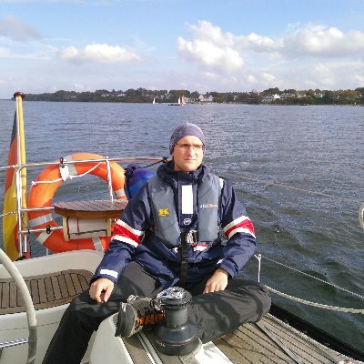 Systemadministrator, Programmierer und Physiker
Loves to program with C++, java and tinker with electronics