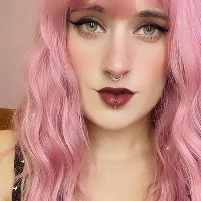 Periodista, actriz de doblaje, madre de gatetes. Libros, videojuegos y rol. Rol en @DadoMoradoRol BestCuloEUW