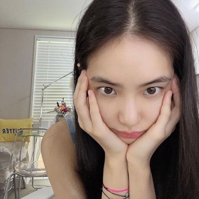 mdni. ㅡ Every breath she breathes out is like a goddess's particle of crystal dusts in everybody's eyes. And her lips moved, intonating melodious songs, Dasha.