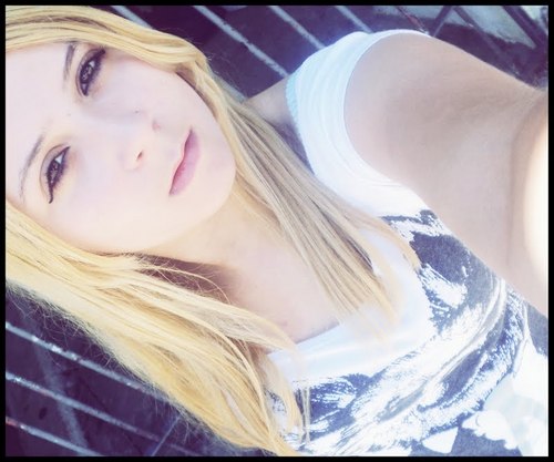 14,Geminiana,Rock,chocolatra,odeio mentira,gosto da cor Preta&Rosa,gosto de mecher no cabelo&sim eu sou  vaidoza;) http://t.co/fhgIPuzkwC