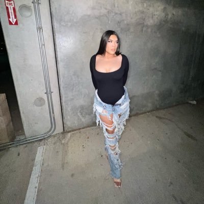 thearimarquez's profile picture. Personal IG: @arithebrat_ Glam Bar IG: @TheAriMARQ PRO MUA 💄YOUR FAVORITE DOLL! I WILL FOREVER BE A BARB! 🩷