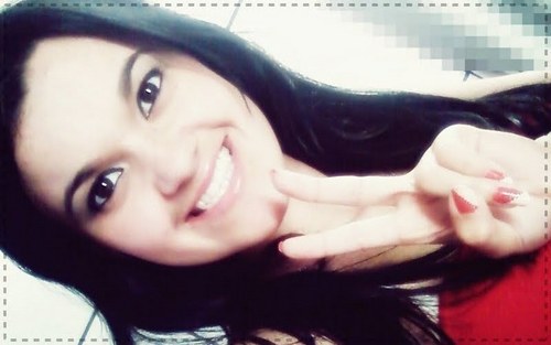 - Branca, baixinha, 17 anos, capricorniana, sou legal para quem quer que eu seja , mais chata para quem me provocar,solteira,cor preferida vermelho, solteira !