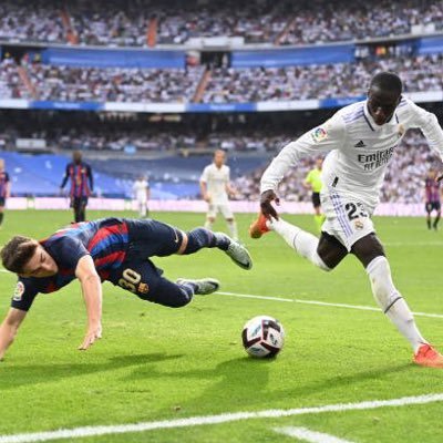 No me gusta el Fútbol, me gusta el Real Madrid. Twitter me cerró mi anterior cuenta (LaPizarra), creeo que tienen miedo de mi.
