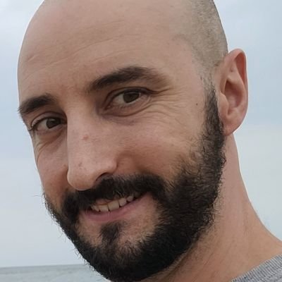 Cinèfil, català, feliçment casat, pare de família i amic dels meus amics, promotor de l'educació al món, amant de la vida.