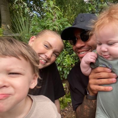 holsthomps's profile picture. IG @hollydianathompson