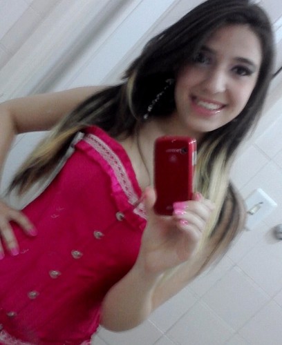 Colorada, ariana, 17 anos, ciumenta e futura dentista