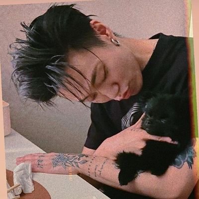 kaeruive_'s profile picture. ♡    La rana che vive in una pozzanghera non può conoscere l'oceano.