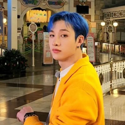 bcredlights's profile picture. that one kpop fan who never really knows what’s going on but just goes with it🤡