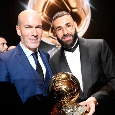 C’est trop tard Karim Benzema est en pleine ruée vers l’or Porté par tout un peuple..... C’est lui.... LE FUMIER