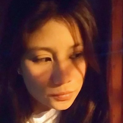 Hay dos formas de enfrentar la vida: Una es siendo orgulloso, creyendo que lo sabes todo. Y la otra es con humildad reconociendo que tienes mucho que aprender🍂