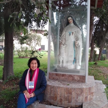 Soy catolica, qué sirve a la iglesia en Lima. Perú. Cómo hobby me gustan las manualidades.