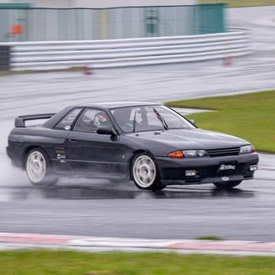 首都高速トライアルに出てくる土屋さん公認のドリキン仕様BNR32とシルバーの後期型BNR32乗ってます。 3rdEyeが好きでちょっと前までイリーナ&フィオナ痛車でした。 A.V.Sホイール収集集団「濱輪會」